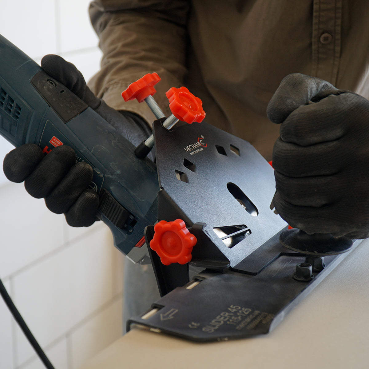 Distar SLIDER 45° 115–125 mm – Bevel Cutting Guide for Angle Grinder