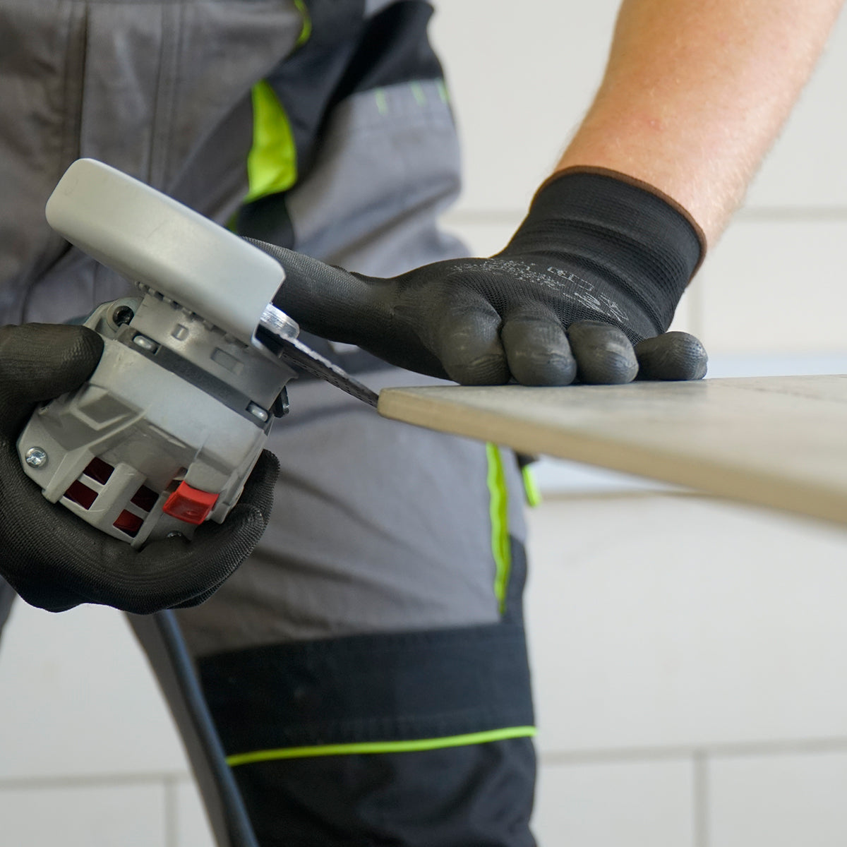 Professional dry cutting of porcelain tile with Distar EDGE DRY blade