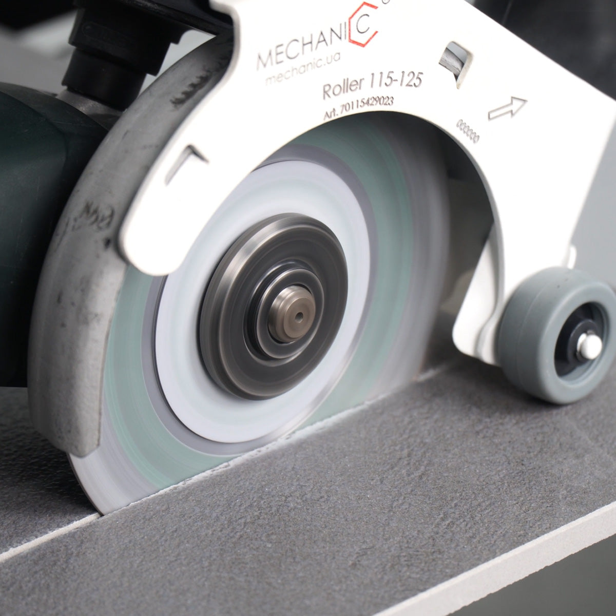 Distar MECHANIC roller close-up showing precision bearing and support wheel